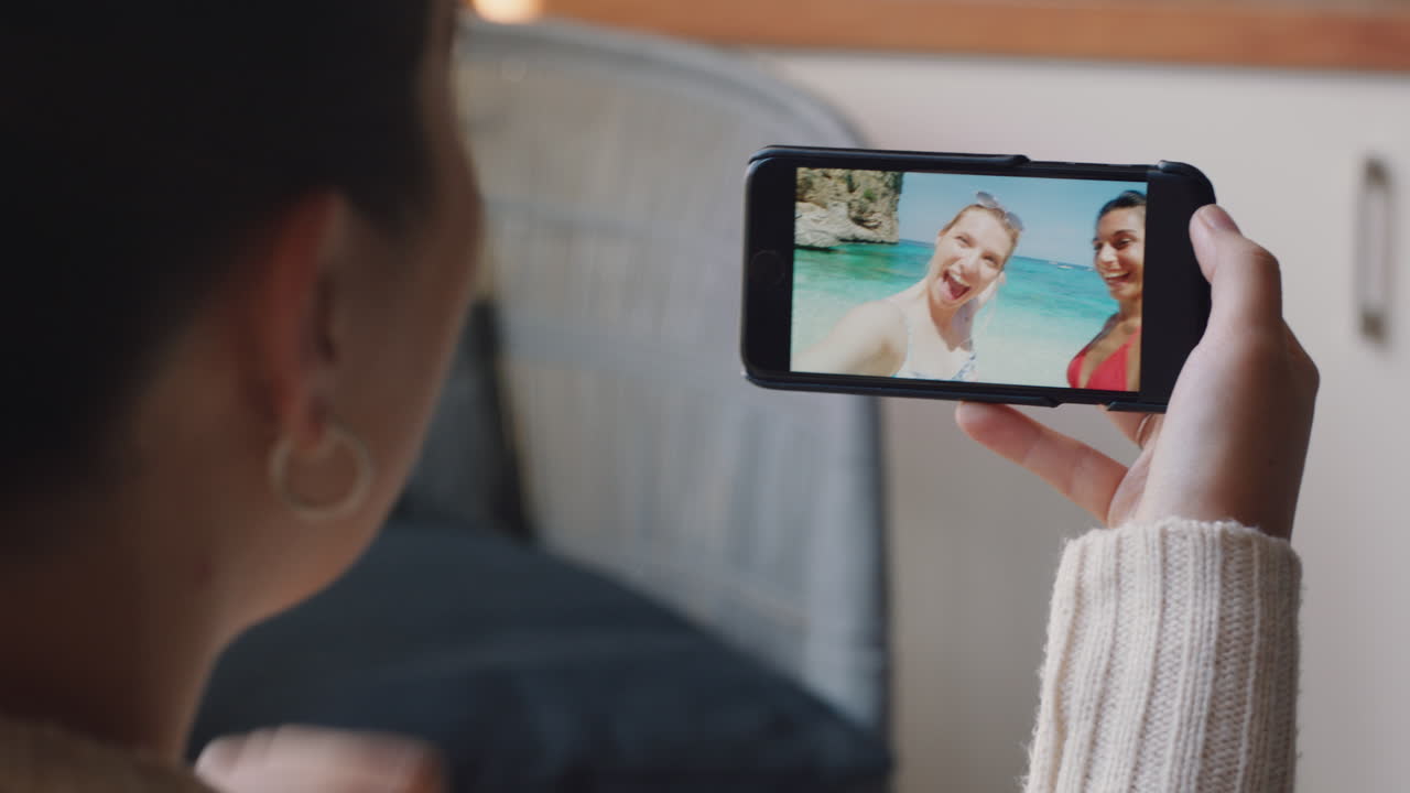 mujer joven chateando en video usando un teléfono inteligente amigos felices en una playa de vacaciones en italia compartiendo experiencia de viaje divirtiéndose en vacaciones comunicándose con el teléfono móvil
