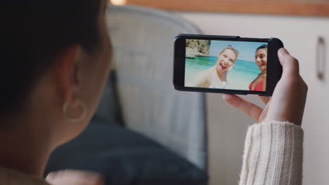 Mujer-Joven-Chateando-Por-Video-Usando-Un-Teléfono-Inteligente-Amigos-Felices-En-La-Playa-De-Vacaciones-En-Italia-Compartiendo-Experiencias-De-Viaje-Divirtiéndose-En-Vacaciones-Comunicándose-Con-El-Teléfono-Móvil