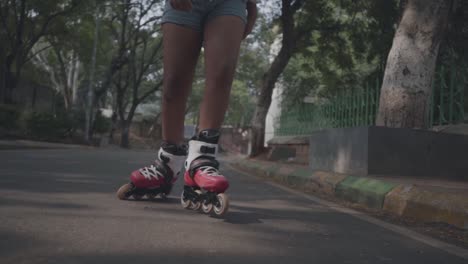 Chica-Patinando-Tiro-De-ángulo-Bajo