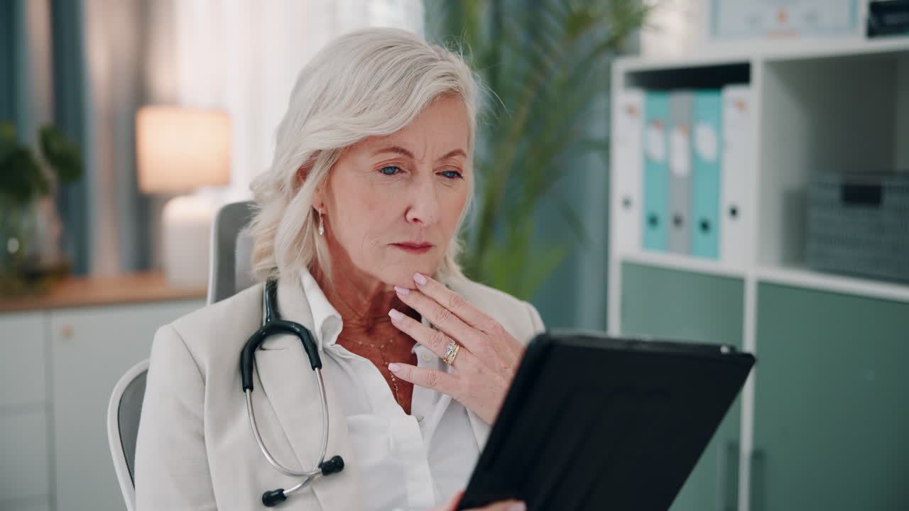 Il medico usa il tablet in ufficio