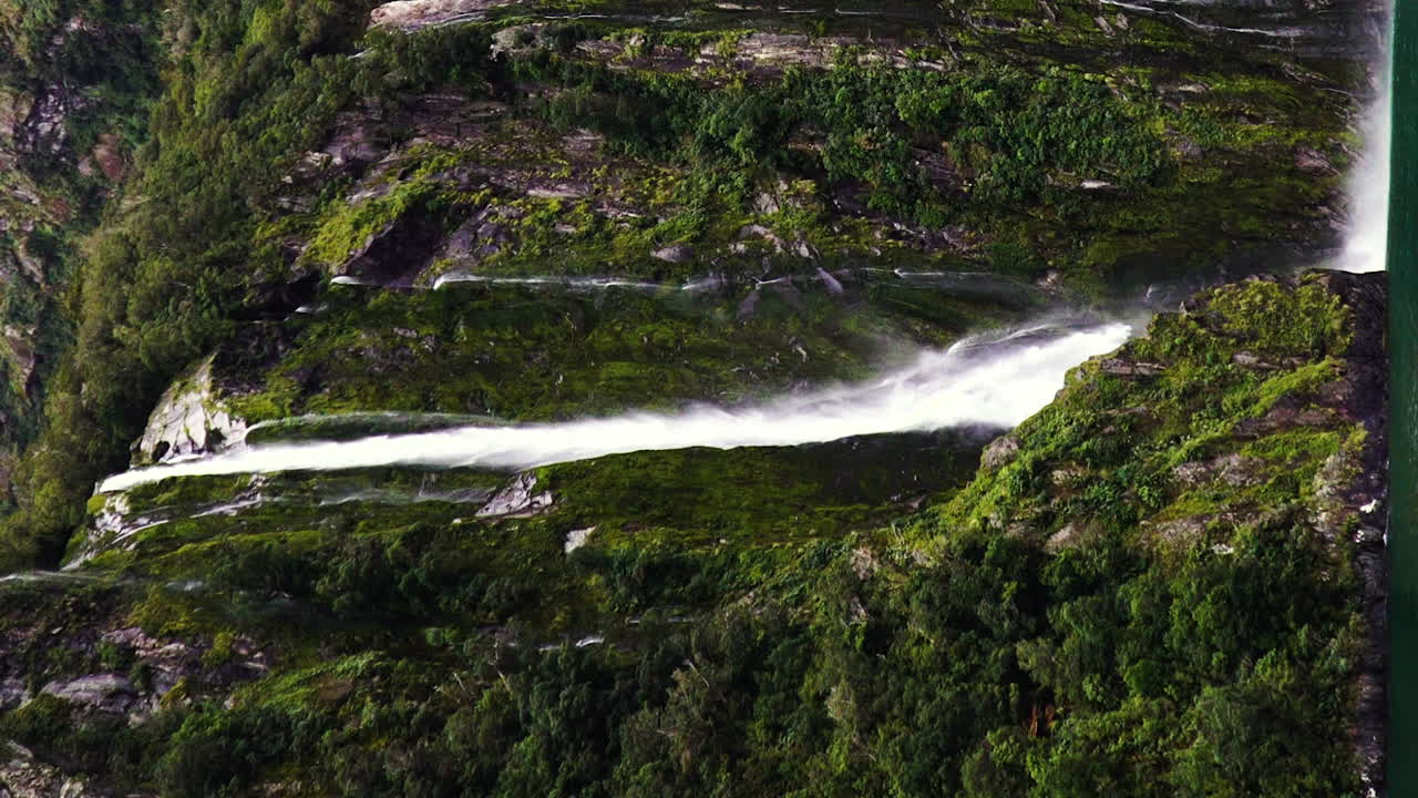 majestuosas cataratas de stirling en la isla sur de nueva zelanda, vista vertical de drones aéreos