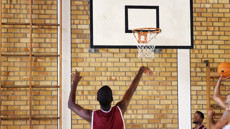 Team-Von-Spielern,-Die-Basketball-üben