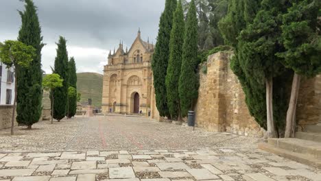 Recorriendo-La-Ciudad-Monumental-De-Antequera-En-Málaga,-Por-Su-Ciudadela-Y-Su-Majestuosa-Colegiata-Real-De-Santa-María,-Un-Templo-Renacentista-Y-Barroco-De-Calles-Empedradas