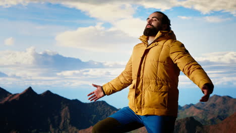pacífico viajero satisfecho sintiéndose feliz escalando la montaña