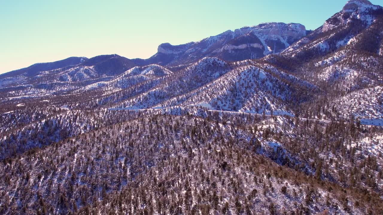 espectacular vista aérea volando a través de picos extremos de la cordillera cubierta de nieve