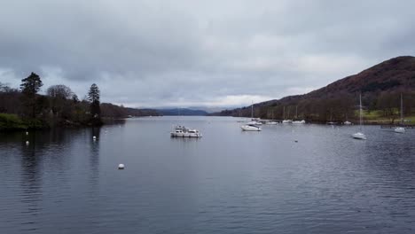 Filmische-Luftaufnahmen-Von-Fell-Foot-On-Lake-Windermere,-Einem-Park-Am-Seeufer-Mit-Atemberaubendem-Blick-Auf-Die-Cumbrian-Mountains