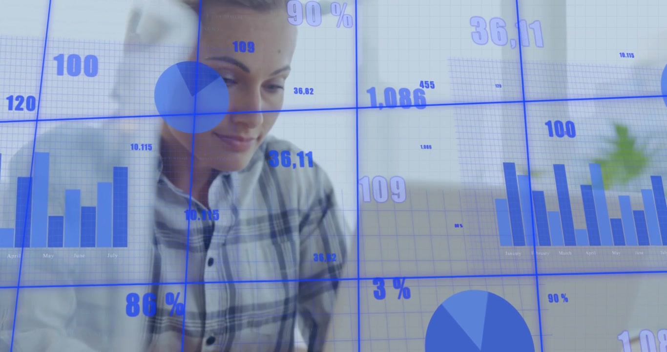 Animation af databehandling over en forretningskvinde, der bruger bærbar computer på kontoret