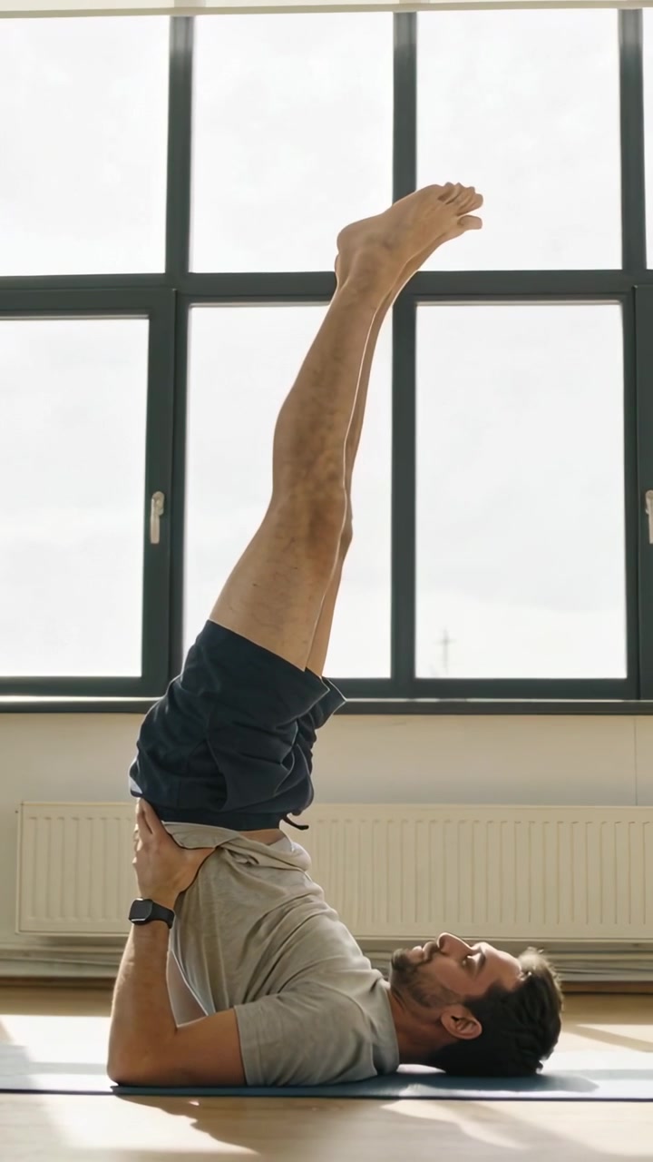Vídeo vertical: Homem com roupa de ginástica levantando os quadris, subindo e descendo as pernas em um tapete para a saúde.