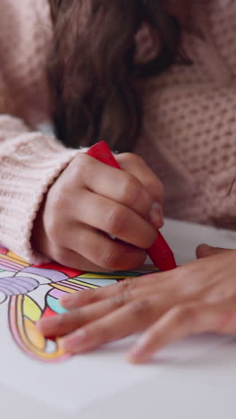 una muchacha coloreando una mariposa