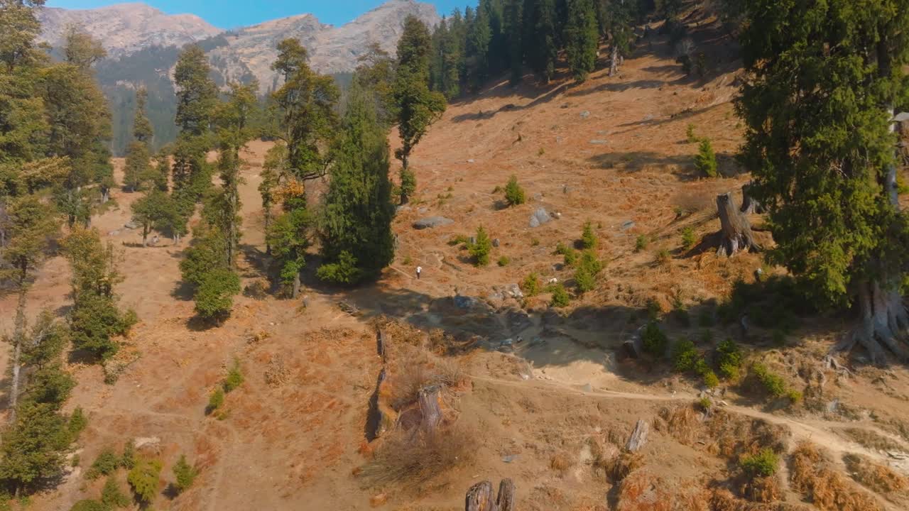 кадр лахаула, долины спити, показывающий винные цвета замороженных гор гималаев