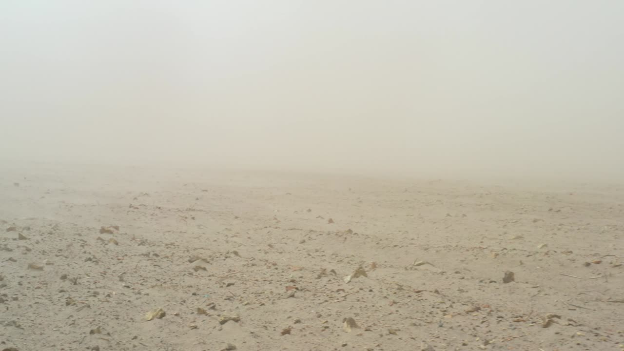 에서 먼지 폭풍은 검은 토양과 작물의 비옥한 층을 파괴합니다.