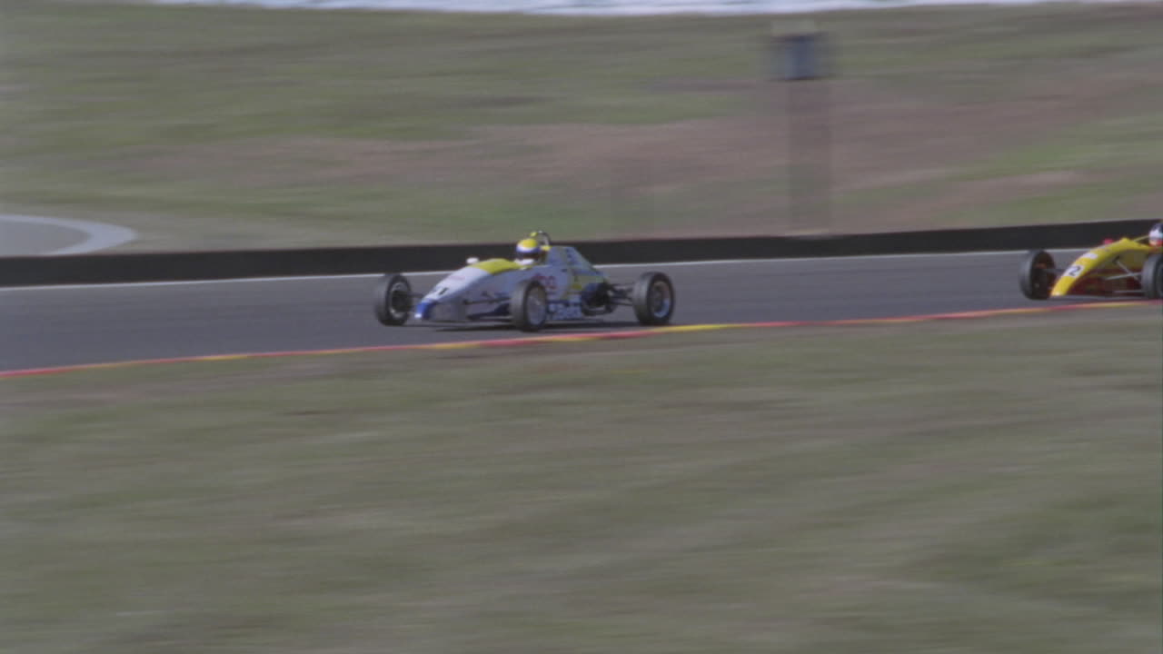 포뮬러 자동차는 서킷 트랙 3에서 경쟁합니다.