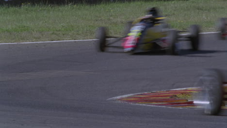 los autos de fórmula compiten en un circuito de pista 3