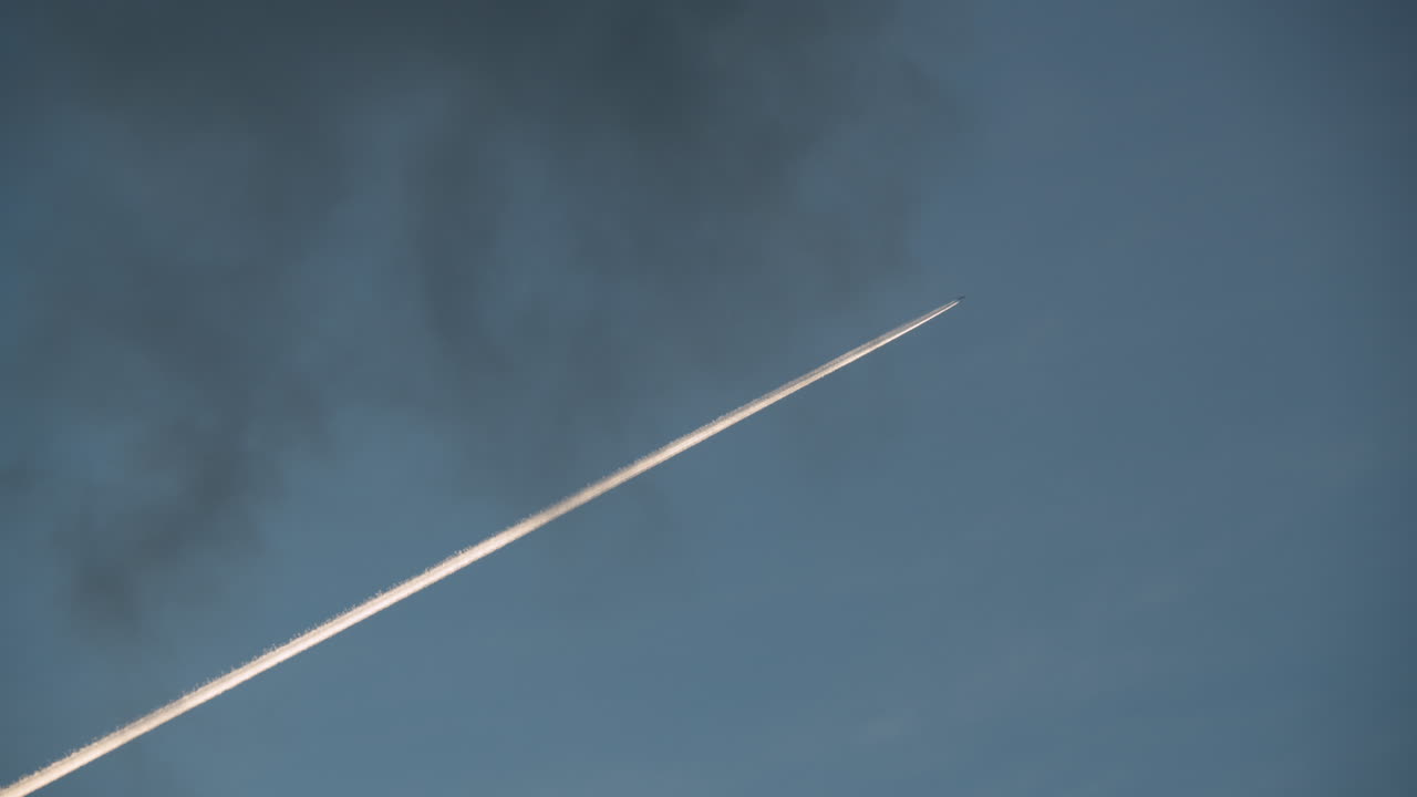 el avión despega en el cielo