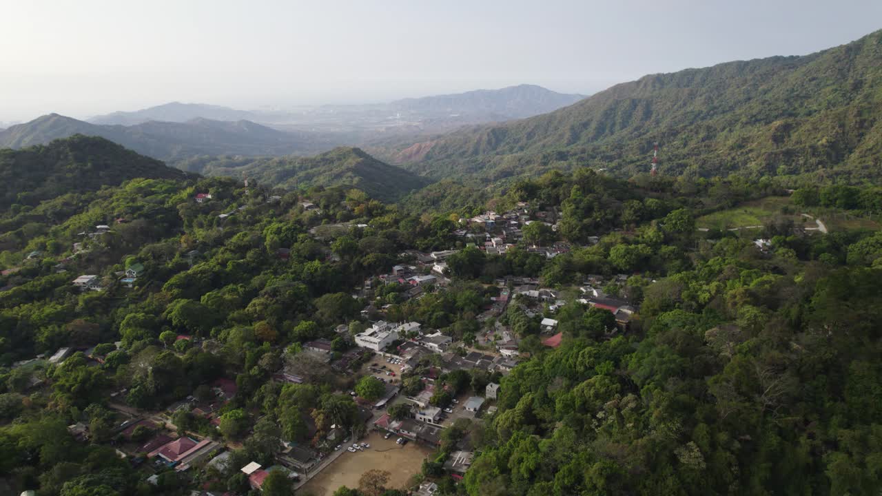 vista aérea de minca, colombia, rodeada de exuberantes montañas verdes y denso bosque