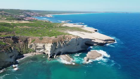 意大利薩丁尼亞的s'archittu的陡峭白色懸崖和海岸線 - 4k空中