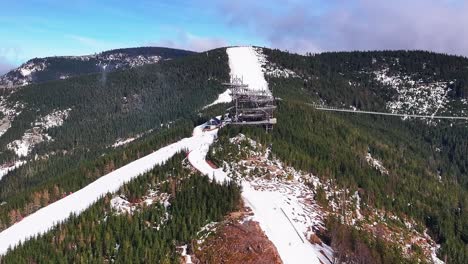 Vista-Desde-Arriba-De-Sky-Walk-Y-Sky-Bridge-En-La-Cresta-De-La-Montaña-Dolni-Morava