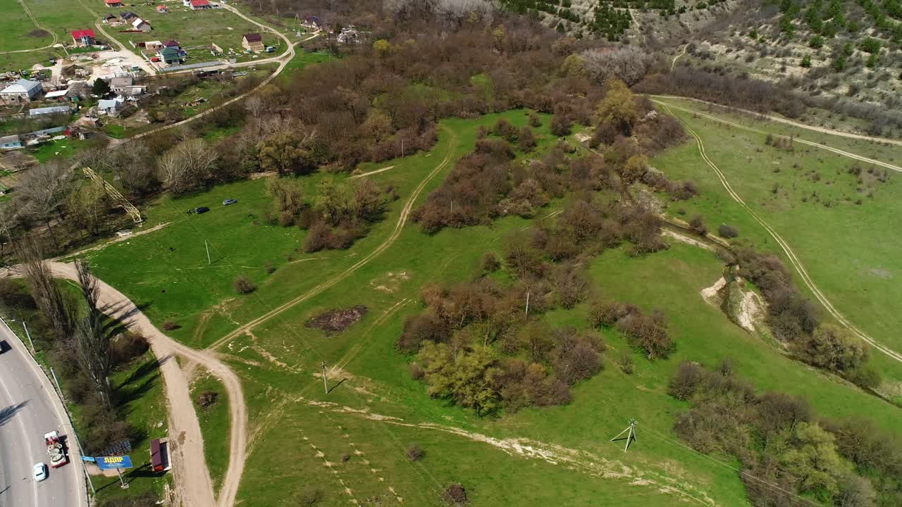 Veduta aerea di paesaggio rurale con villaggio e foresta