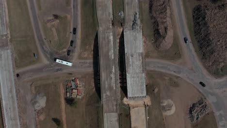 imágenes aéreas de la construcción de carreteras en letonia