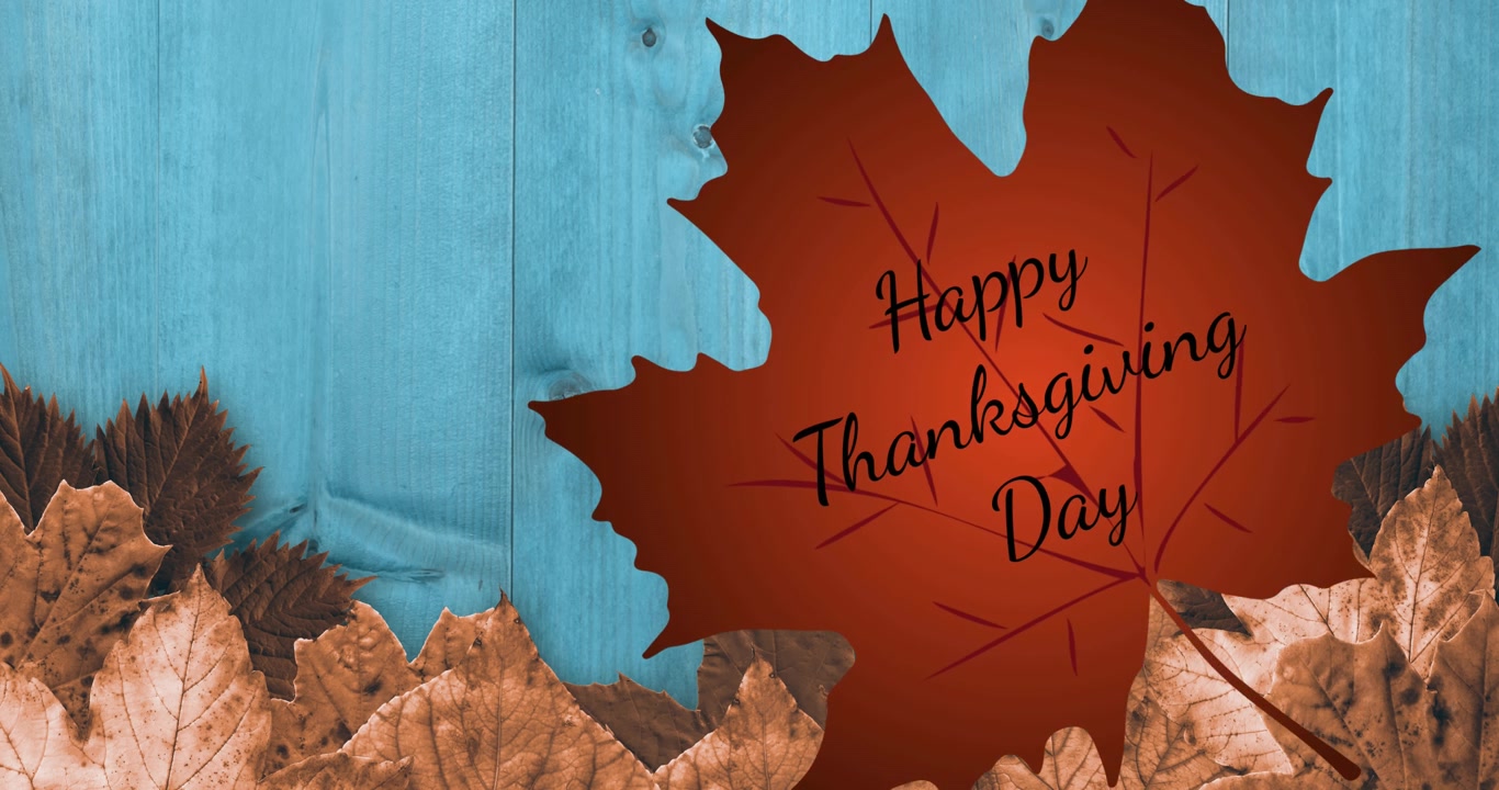 Texte "Joyeux Thanksgiving" sur fond de multiples feuilles d'automne tombant devant une forêt.