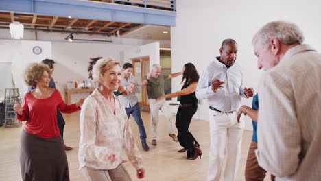 personas que se divierten asistiendo a clases de baile en el centro comunitario