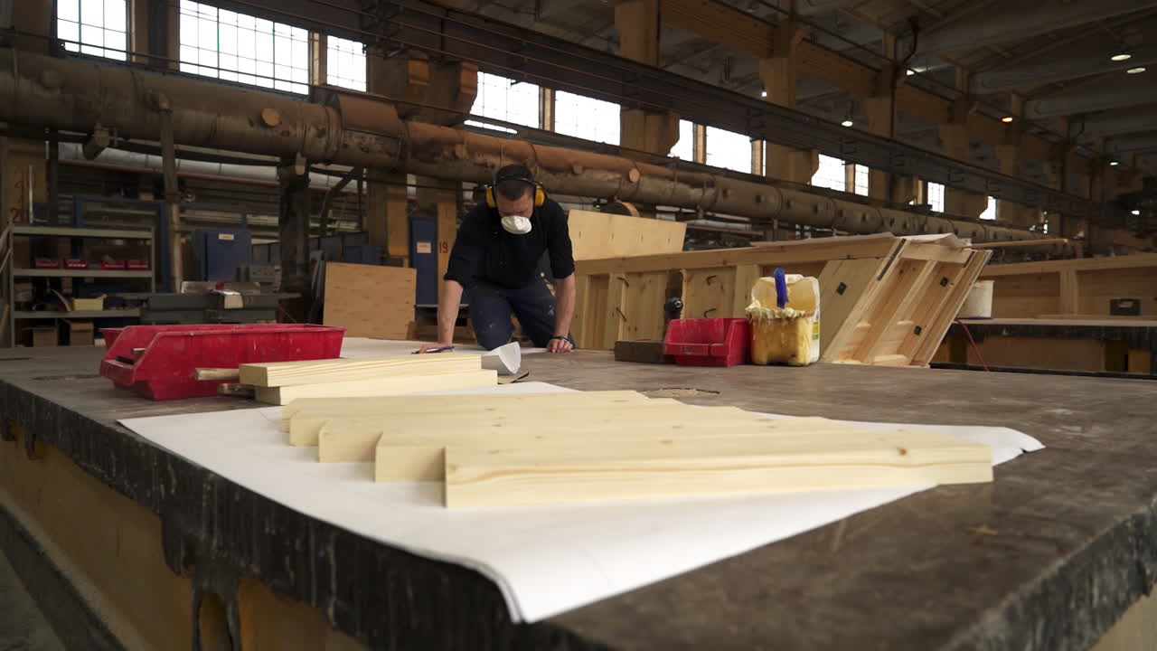 공장에서의 목재 가공 과정