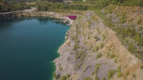 vista aérea de un lago de cantera y el paisaje circundante