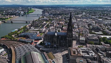 Histórica-Iglesia-Catedral-Católica-Romana,-Ubicada-En-La-Ciudad-De-Colonia