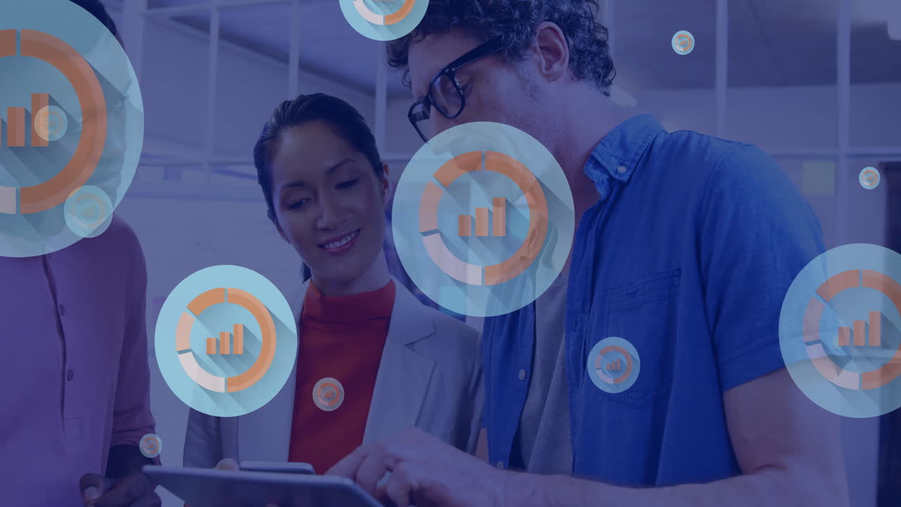 animación de la red de conexiones con iconos sobre diversas personas que utilizan tableta