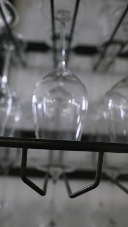 copas de vino en un estante de metal