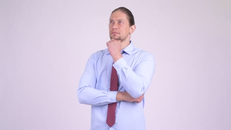 un hombre de negocios guapo pensando