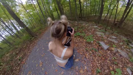 mulheres jovens desfrutando de queda em uma floresta 10