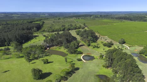 Vista-Aérea-Del-Campo-De-Golf-Obera-Camelias-Rodeado-De-árboles-Y-Plantaciones-De-Té-En-Misiones,-Argentina.