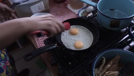 preparation of fried eggs and chilaquiles