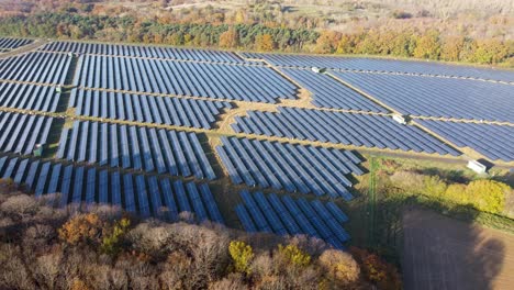 Solarpark-In-Großbritannien-Zwischen-Bäumen-Mit-Herbstfarbenen-Blättern-Dolly-Links