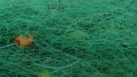 Industria-Pesquera,-Contaminación-Del-Océano,-Red-De-Pesca-En-La-Playa