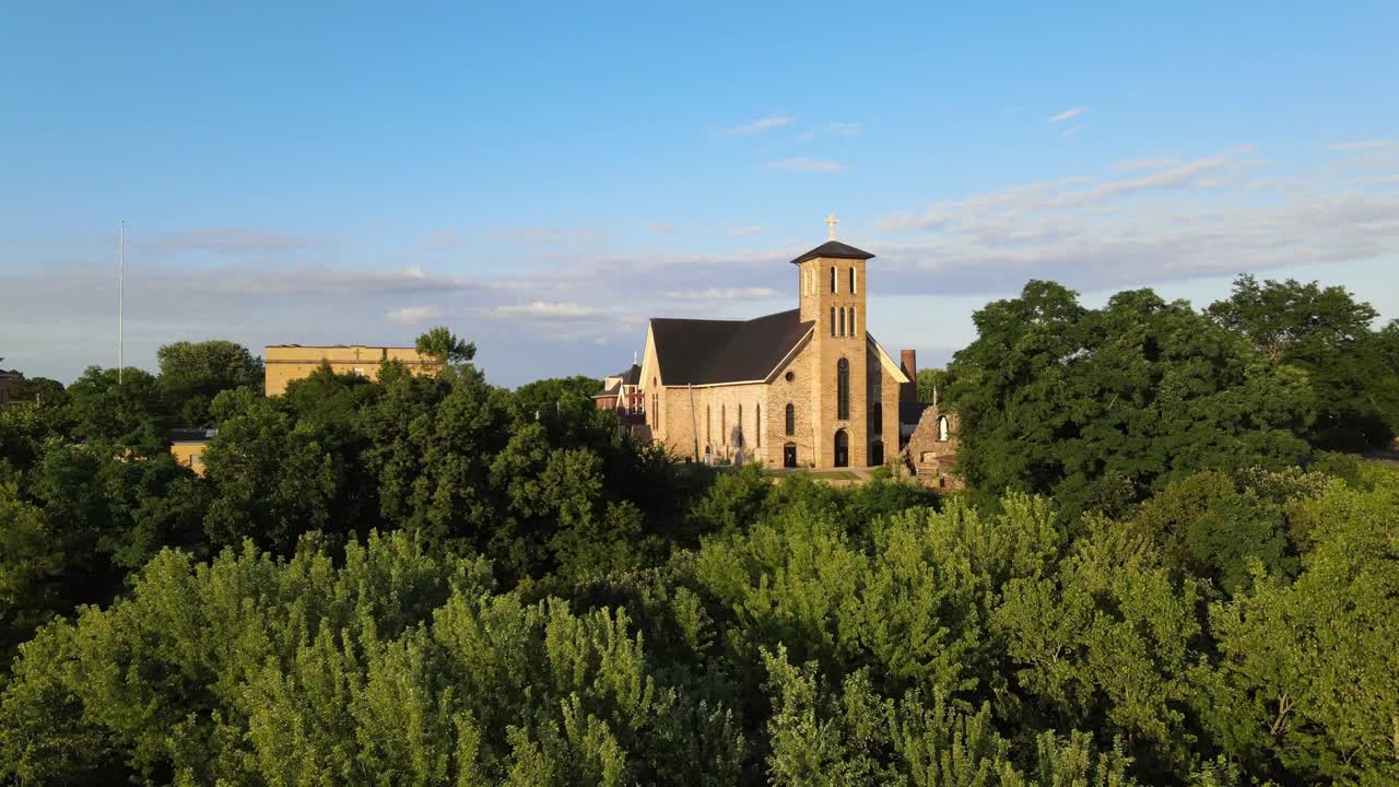 una iglesia iluminada en la ladera de la puesta de sol en chippewa falls wisconsin