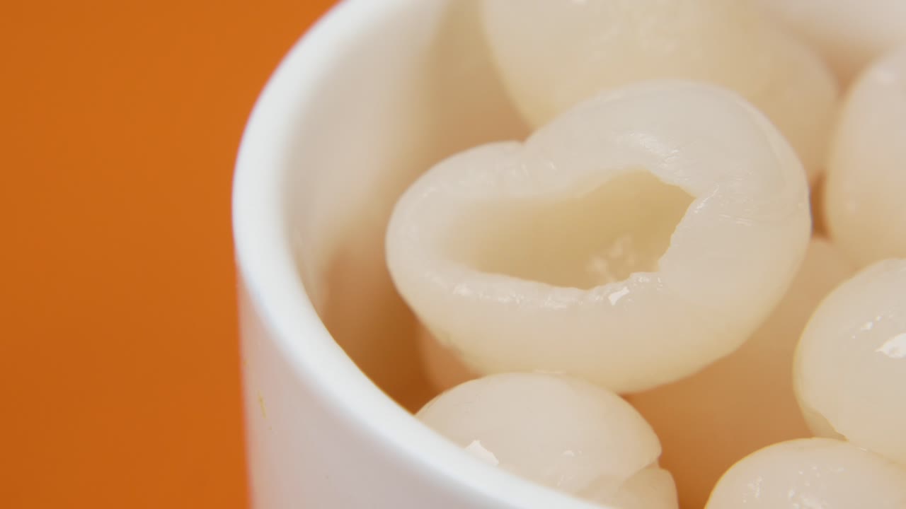 주석 용기 테이블에 담긴 롱간 과일,