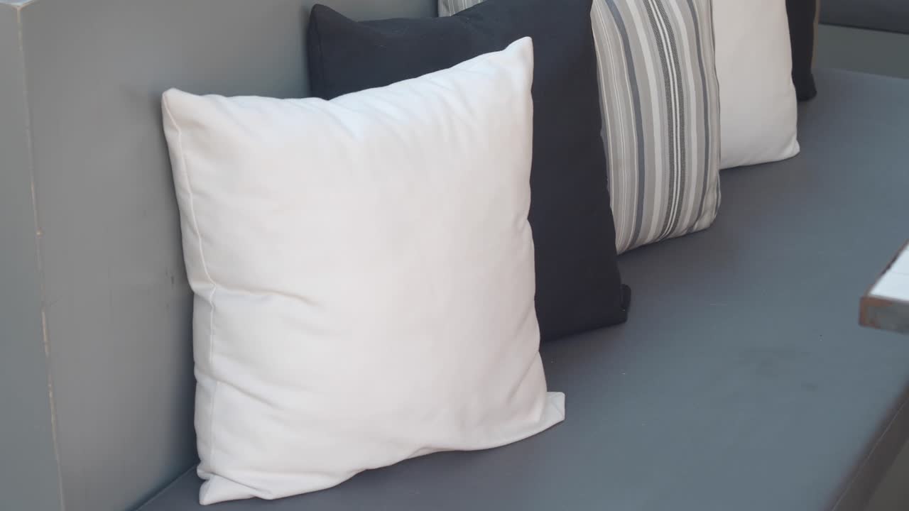 asientos al aire libre con almohadas con patrones