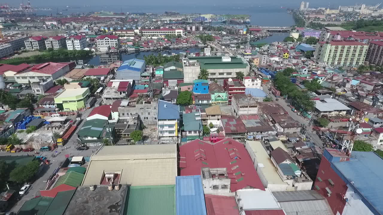 필리핀 톤도 마닐라의 인구 과잉 빈민가 지역의 공중