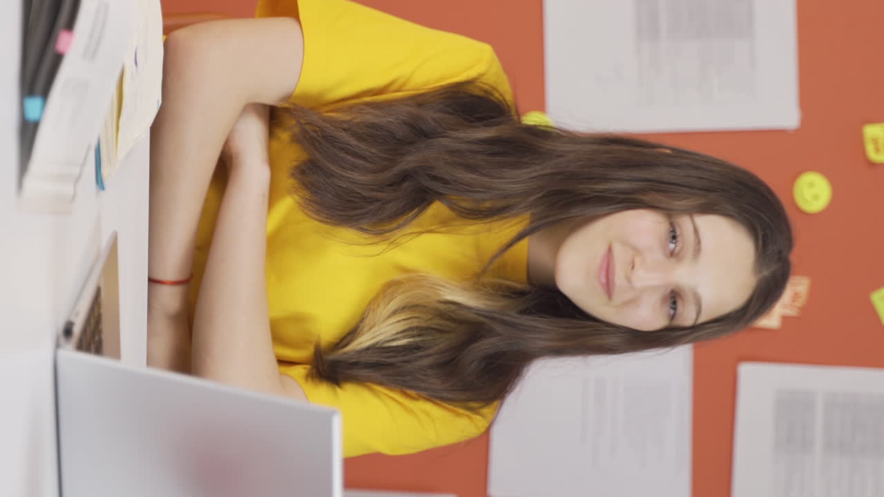 vídeo vertical de una niña confiada y valiente.