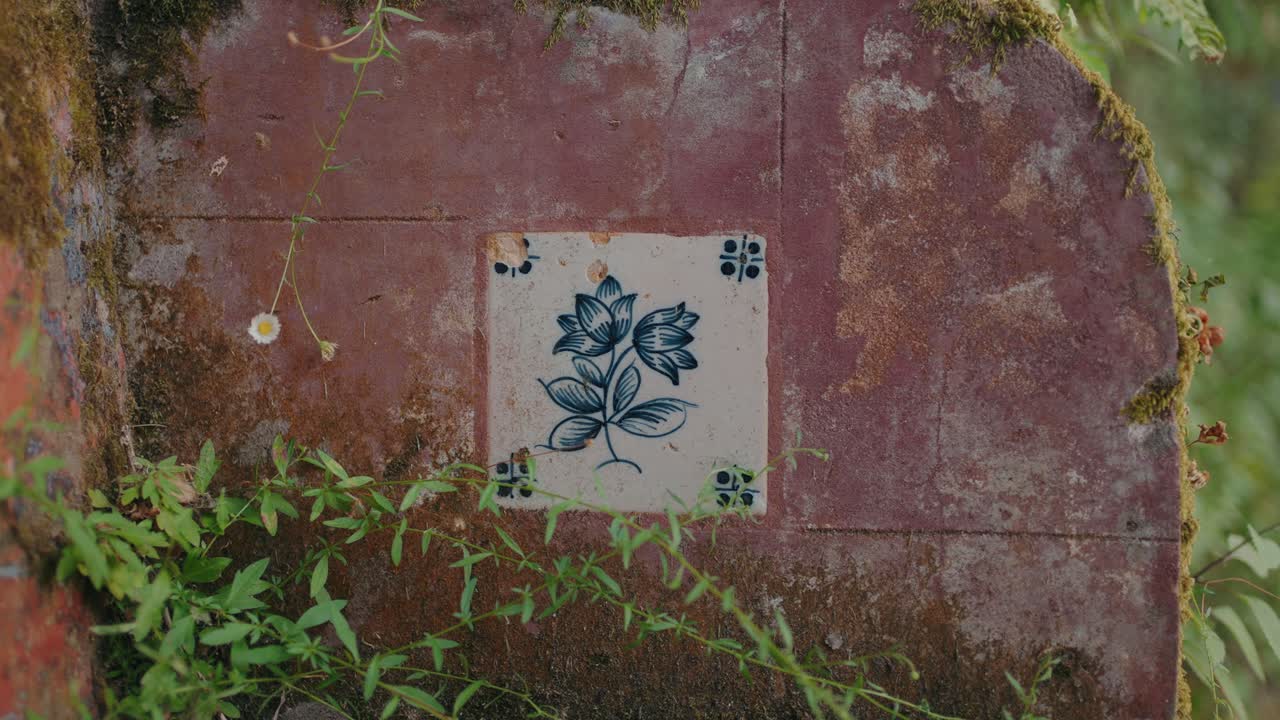 Pared antigua con detalle de azulejos florales azules en Sintra, Portugal