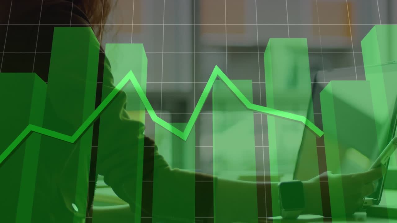animación de procesamiento de datos estadísticos en la sección media de una mujer de negocios que utiliza una computadora portátil en la oficina