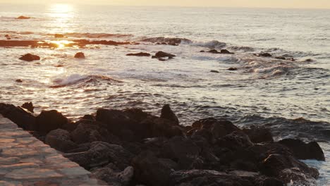 Zeitlupenaufnahme-Des-Sonnenuntergangs-über-Meereswellen,-Die-Gegen-Steine-Brechen,-ägäisches-Meer-Chania,-Kreta-Griechenland