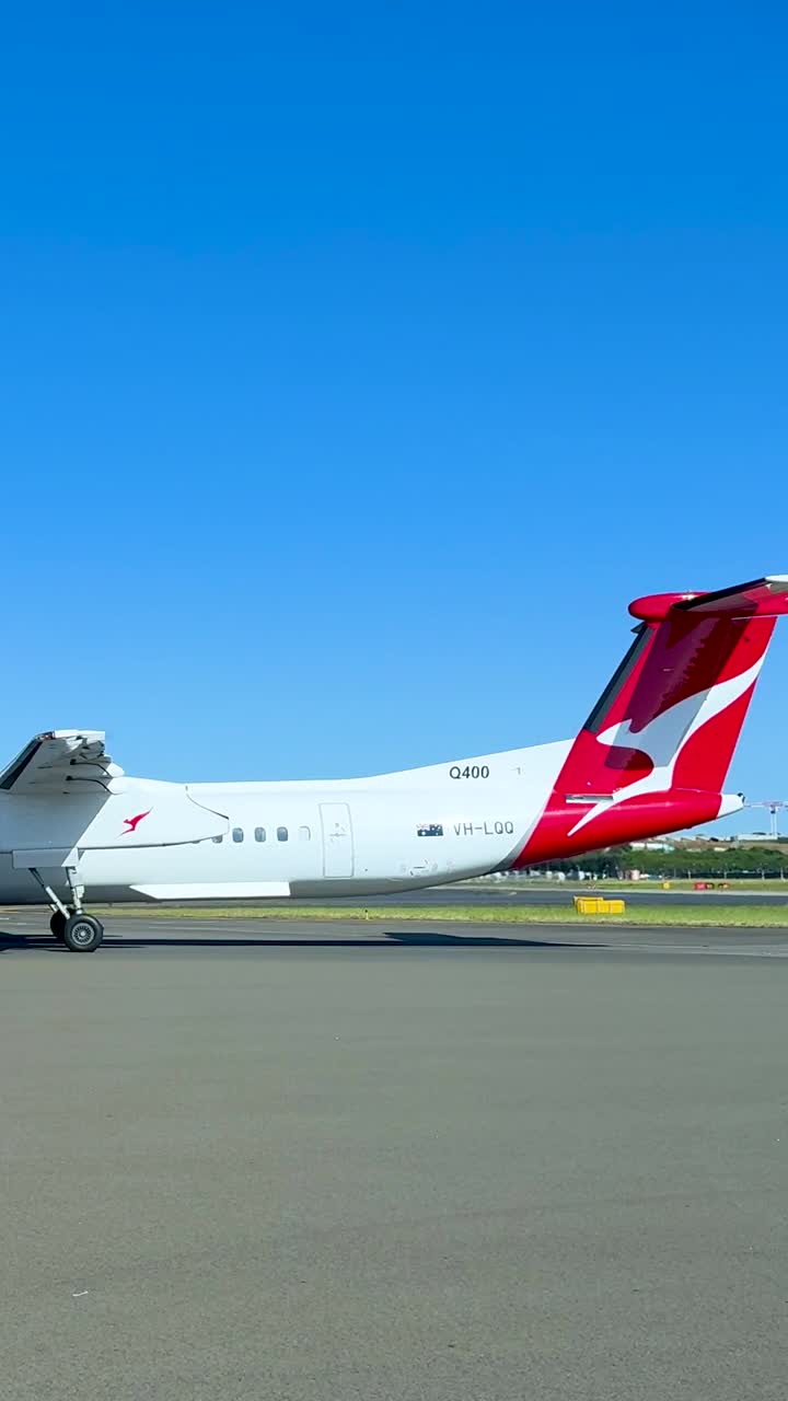 aviones en movimiento en la pista de aterrizaje en el aeropuerto de sydney