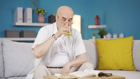 Der-Alte-Mann,-Der-In-Regelmäßigen-Abständen-Wasser-Trinkt.-Der-Alte-Mann-Sucht-Heilung.