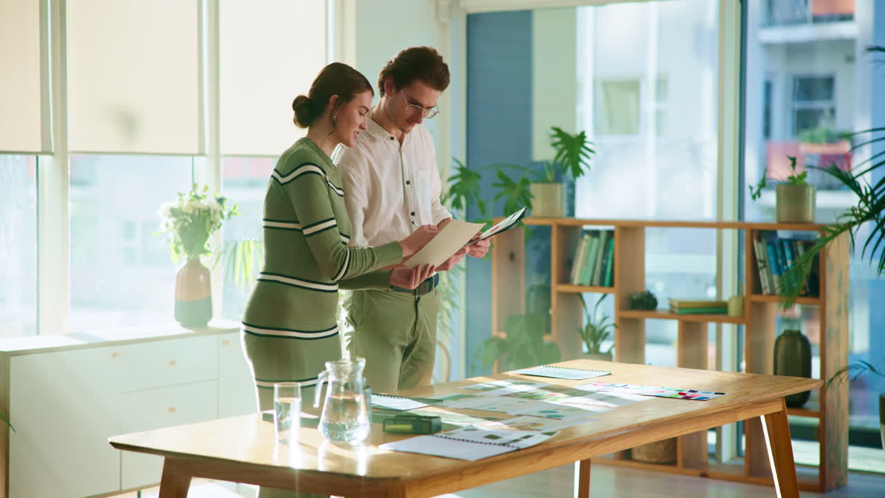 2人の同僚がオフィスでプロジェクトについて議論している