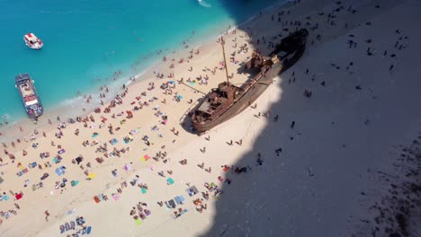 Luftdrohnenaufnahme-Des-Navagio-Strandes-An-Der-Ionischen-Meeresküste-Von-Zakynthos,-Griechenland