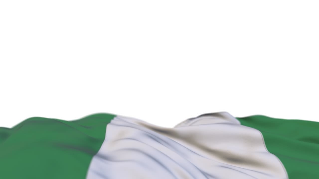 bandera de la tela de nigeria ondeando en el bucle del viento. bordado nigeano estampado bandera de tela balanceándose en la brisa. fondo blanco medio lleno. lugar para el texto. bucle de 20 segundos.