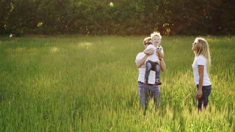 Familia-Caminando-En-El-Campo-Con-Un-Hijo-Pequeño